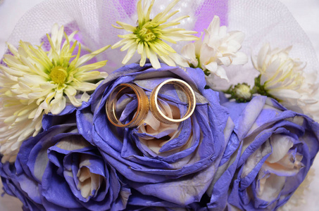 蓝色婚礼花束和戒指。美丽的青花鲜花婚礼花束