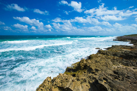 墨西哥的野生石滩上海浪撞击岩石。热带海放松