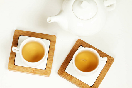 白茶杯茶壶热茶图片