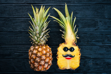 时尚时髦的菠萝水果.带太阳镜的热带菠萝.创意艺术概念.顶部视图.