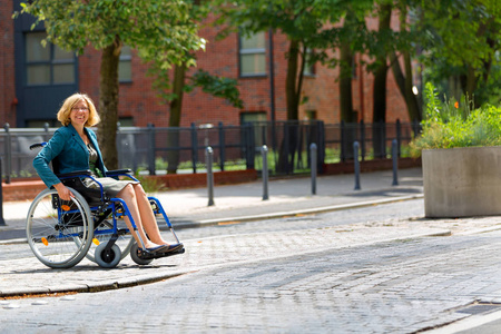 坐轮椅的女子横过马路