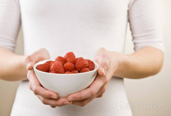 女人控股碗的覆盆子