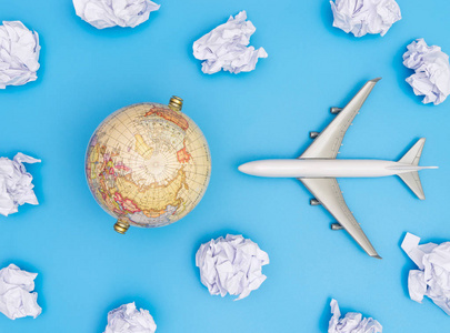 世界旅游概念与玩具飞机，全球在纸云天空
