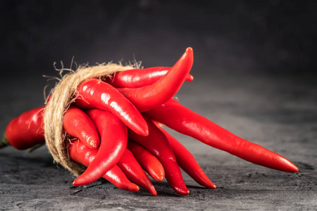 红辣椒辣椒和辣椒种子球在石桌墨西哥烹饪新潮色调图像的最低乡村风格