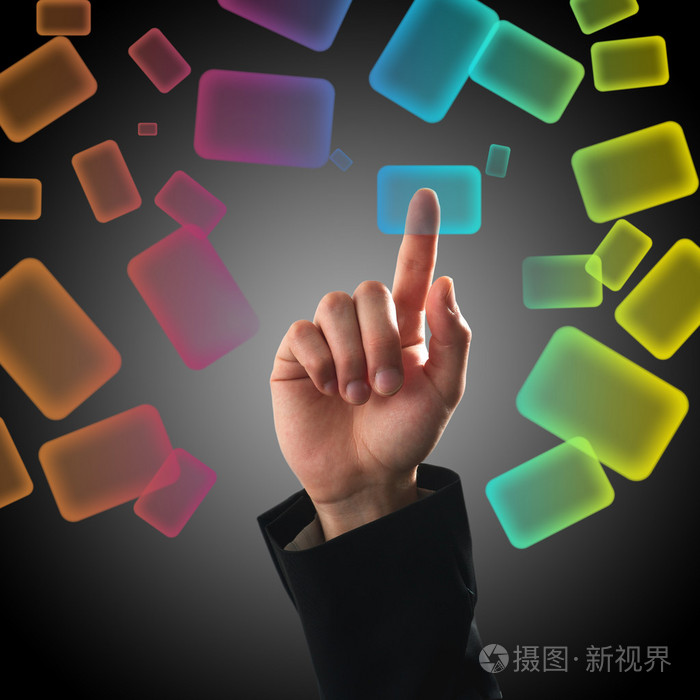 手指在触摸屏上按下虚拟按钮