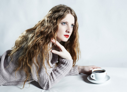有一杯咖啡的肖像女人