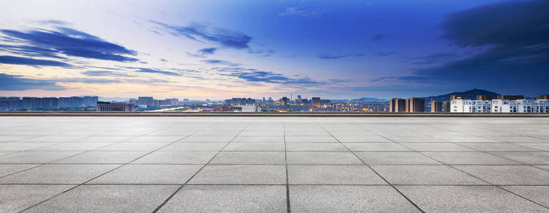 空空的地板和城市的现代城市风貌