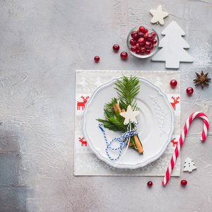 一束来自圣诞树和肉桂棒的花束圣诞 bonbonniere圣诞装饰的桌子。有趣的餐巾驯鹿圣诞老人。平躺, 顶部视图
