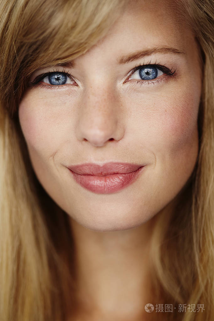 蓝眼睛的金发女人