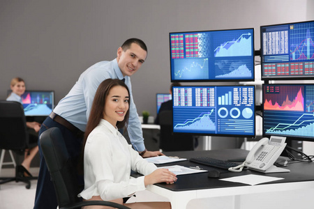 在办公室工作的股票交易员照片