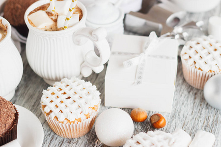 可可和棉花糖杯, 蛋糕和不同的圣诞装饰品, 木制背景