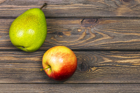 苹果和梨的特写图片