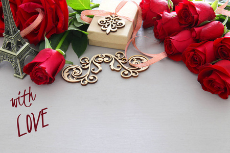 情人节浪漫背景与美丽的花束玫瑰在木桌上