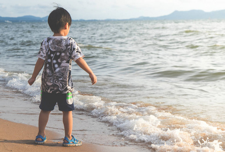 小亚细亚男孩站在海边图片