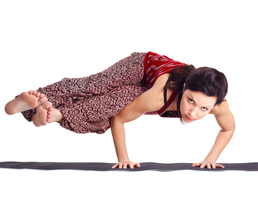 赤脚的女角色瑜伽 excercising ashtavakrasana照片