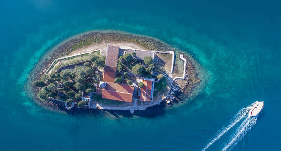 小船路过海岛修道院 St. 乔治在 Perast