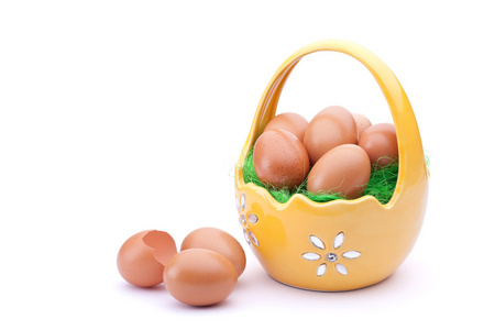 在复活节篮子里的鸡蛋
