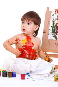 搞笑儿童传播用手在肚子上的油漆