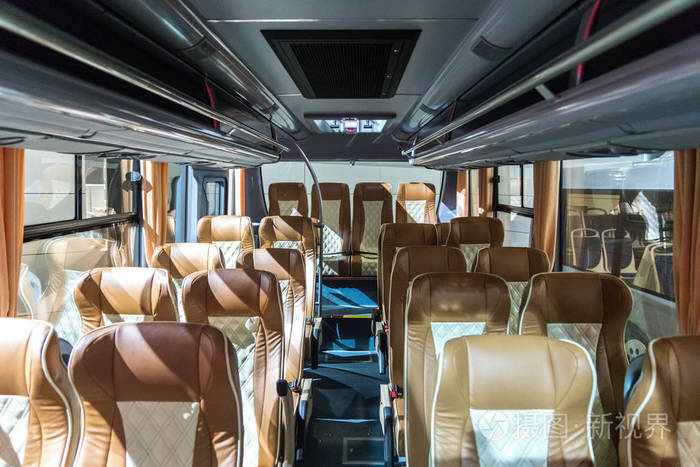 巴士内部内部客舱后方的棕色真皮座椅