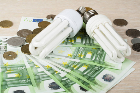 节能荧光灯在货币背景, 生态灯泡, 节能灯和白炽灯的比较。节能节电理念