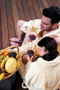 夫妇享受葡萄酒和水果。从上面查看