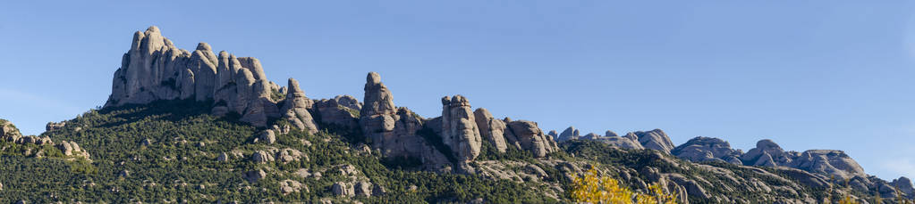 山区域的全景蒙特塞拉特以具体岩石格式