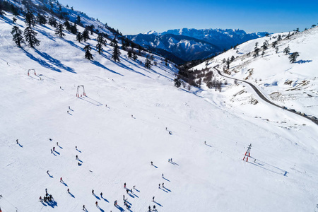 山岭滑雪胜地 Vasilitsa 上的滑雪者鸟瞰图