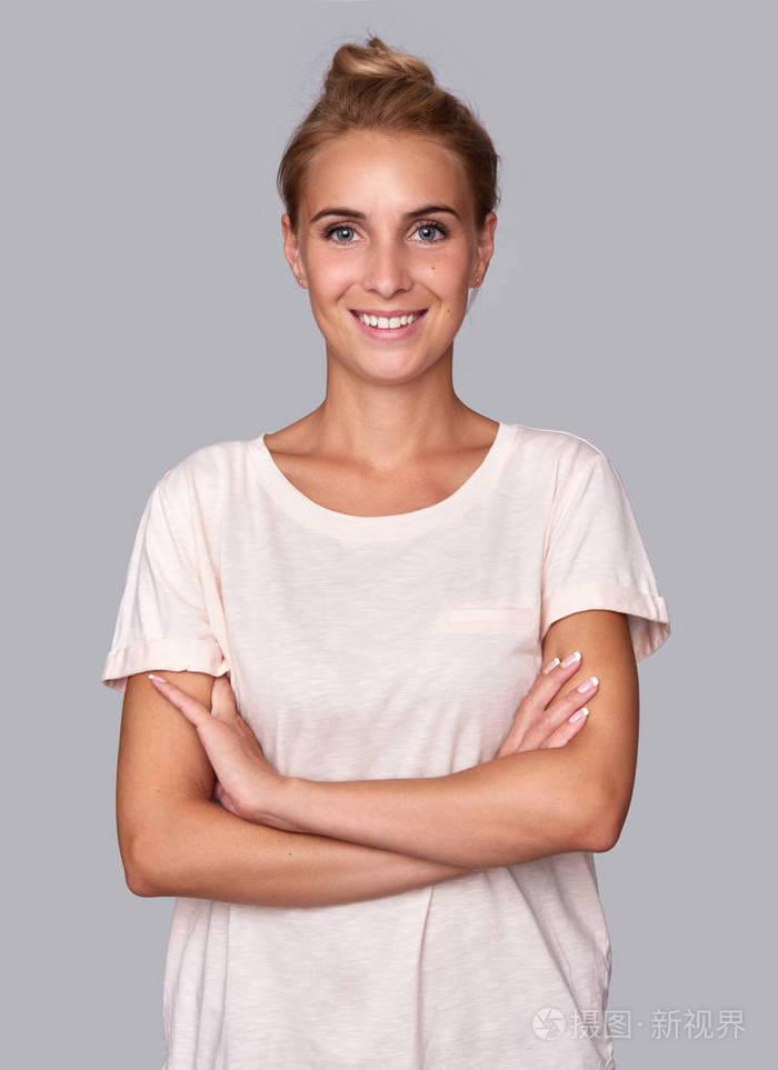 露齿微笑的漂亮女人