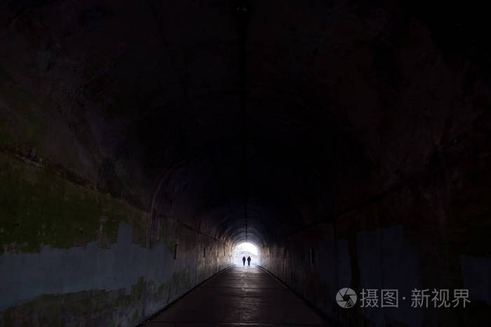 旧金山的黑暗隧道