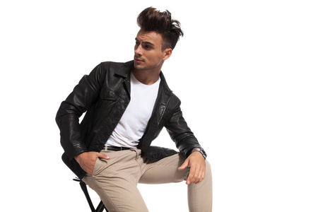 时尚男子坐在他的肩膀, 回头看照片