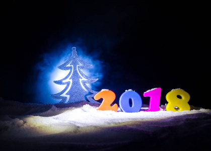 新年前夕庆祝背景与新年元素或标志。贺卡的装饰。新年快乐。背景深色