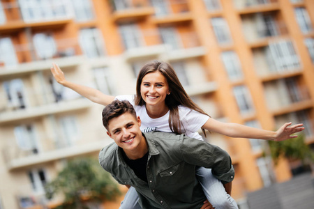 夫妻情侣玩得很开心很幸福的情侣.夫妻有乐趣.新人面带笑容.搭载照片