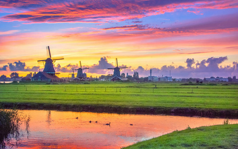 传统的村庄，在日落时，与荷兰的风车 桥 河上桑斯安斯 Schans，荷兰，荷兰