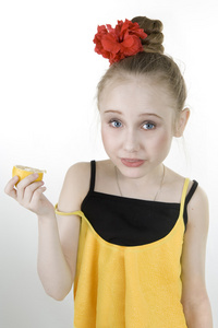 女孩吃柠檬