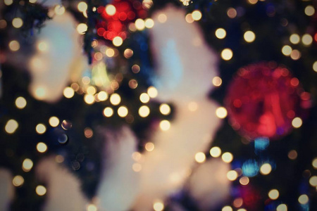 五颜六色的圣诞装饰。冬季假期和传统装饰一棵圣诞树。照明链蜡烛为季节性背景