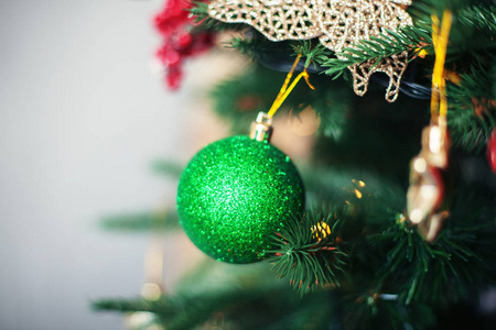 绿色的球在圣诞树上。圣诞节的概念