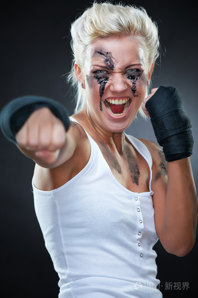 美丽的激进拳击手的女孩