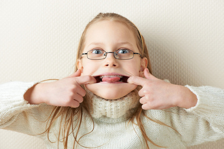 一个小女孩的舌头的滑稽肖像