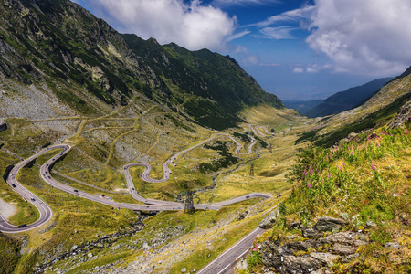 Transfagarasan 在夏天通过。穿越喀尔巴阡山