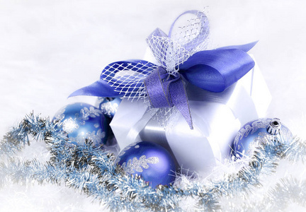 圣诞礼物和蓝色圣诞球的节日白背
