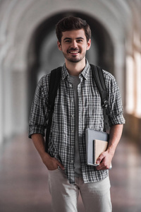 英俊的男学生