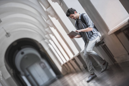 英俊的男学生