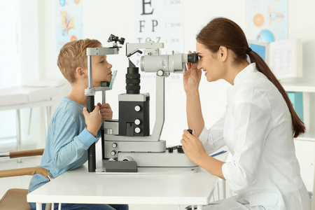 可爱的小孩子在眼科医生的办公室