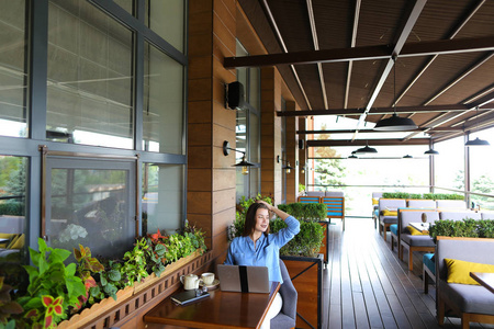 迷人的女孩在餐厅喝茶照片