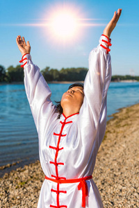 亚洲女子户外练太极图片