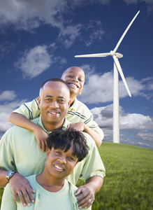 快乐的非洲裔美国家庭和风力涡轮