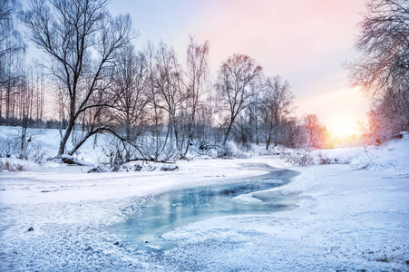 冻结河岸边的冬季景观