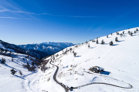 山岭滑雪胜地 Vasilitsa 上的滑雪者鸟瞰图