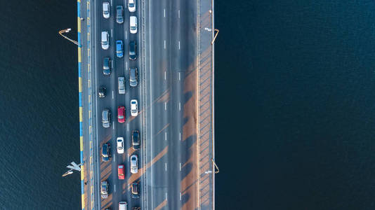 空中顶视图的桥梁道路汽车交通的车多，交通概念