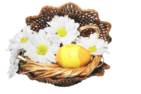 用鲜花在巢里的复活节彩蛋